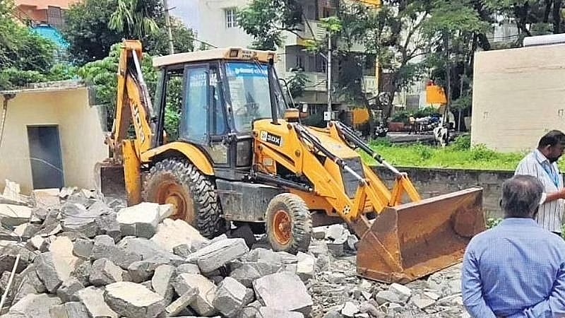 BDA ಒತ್ತುವರಿ ತೆರವು ಕಾರ್ಯಾಚರಣೆ: ಮಾಲಿಕರ ಮಾತು ನಂಬಿ ನೂರಾರು ಜನರ ಬದುಕು ಬೀದಿಗೆ, ಕಣ್ಣೀರು