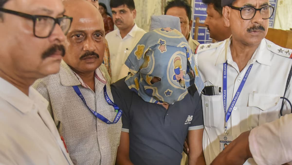 ಅತ್ಯಾಚಾರ ಮತ್ತು ಕೊಲೆ ಪ್ರಕರಣದ ಅಪರಾಧಿ ಸಂಜಯ್ ರಾಯ್ ಅವರನ್ನು ಕೋಲ್ಕತ್ತಾದ CGO ಕಾಂಪ್ಲೆಕ್ಸ್‌ನಲ್ಲಿರುವ CBI ಕಚೇರಿಗೆ ಕರೆದೊಯ್ಯಲಾಗುತ್ತಿದೆ. (ಸಂಗ್ರಹ ಚಿತ್ರ)