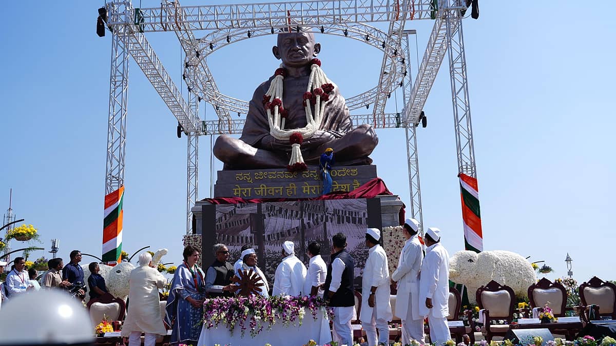 ಗಾಂಧೀಜಿ ಭಾರತದ ಆತ್ಮ; ಹೆಗಲ ಮೇಲೆ ಕೇಸರಿ, ಬಿಳಿ, ಹಸಿರಿನ ಕಾಂಗ್ರೆಸ್ ಶಾಲಿದೆ, ಎದೆಯ ಒಳಗೆ ಪವಿತ್ರ ಸಂವಿಧಾನವಿದೆ: DK Shivakumar