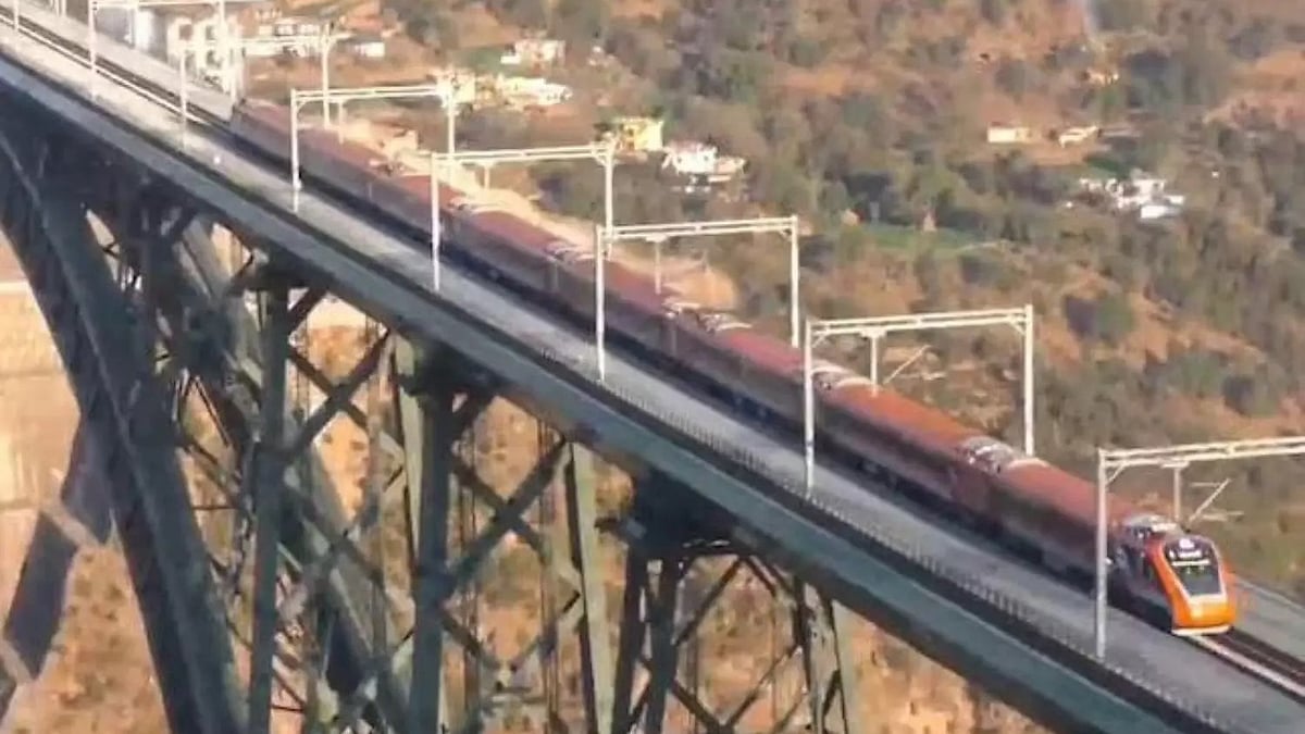 ಕಾಶ್ಮೀರದ ಕನಸು ನನಸು: ಜಗತ್ತಿನ ಅತಿ ಎತ್ತರದ 'ಚೆನಾಬ್' ಸೇತುವೆ ದಾಟಿದ Vande Bharat ರೈಲು, ವಿಡಿಯೋ ನೋಡಿ 'ವಾವ್' ಎಂದ ನೆಟ್ಟಿಗರು!