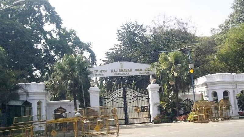 ಸುಳ್ಳು ಕೇಸ್ ದಾಖಲಿಸಿ ಪತ್ನಿಯಿಂದ ಕಿರುಕುಳ ಆರೋಪ: ರಾಜಭವನದ ಮುಂದೆ ಪೆಟ್ರೋಲ್ ಸುರಿದುಕೊಂಡು ವ್ಯಕ್ತಿ ಆತ್ಮಹತ್ಯೆಗೆ ಯತ್ನ, ರಕ್ಷಣೆ