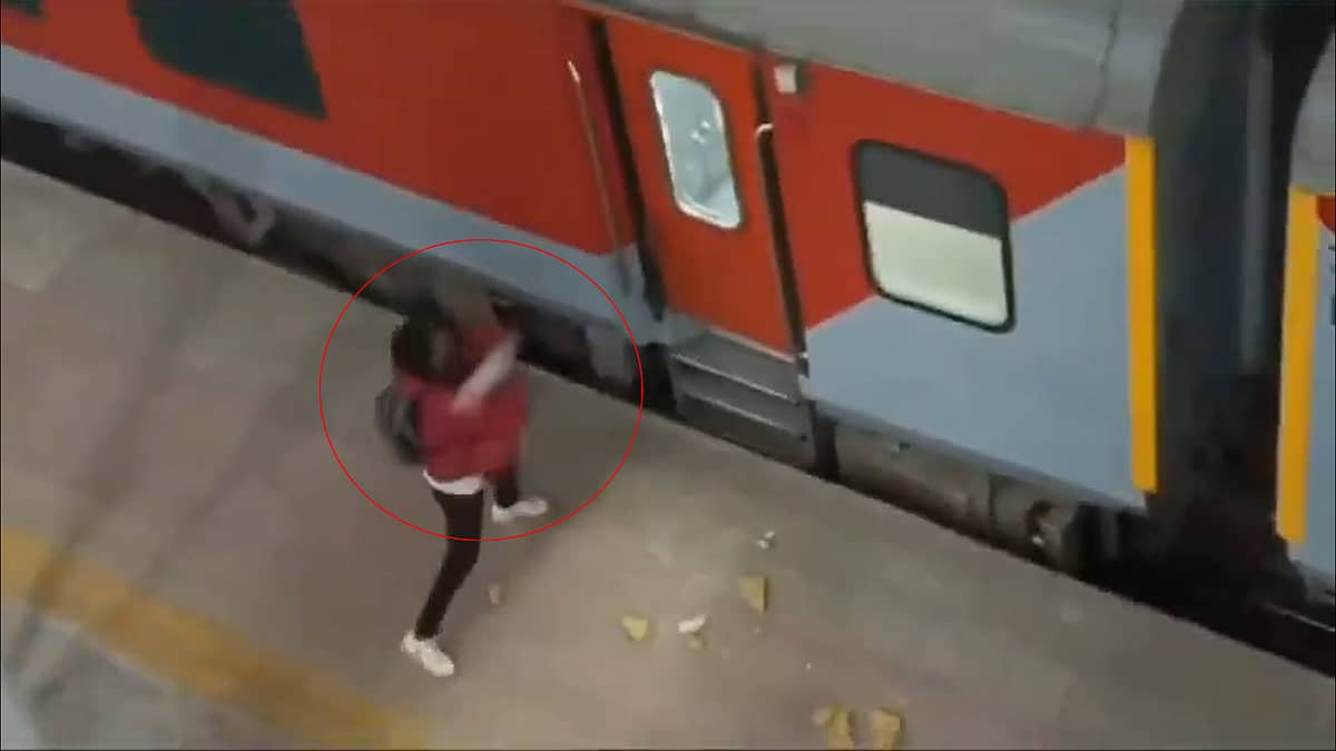 Video: ಮಹಾಕುಂಭ ಮೇಳ ವಿಶೇಷ ರೈಲಿನ ಮೇಲೆ ಕಲ್ಲು ತೂರಾಟ; ಬಾಗಿಲು ಬಂದ್, ಪ್ರಯಾಣಿಕರ ಆಕ್ರೋಶ