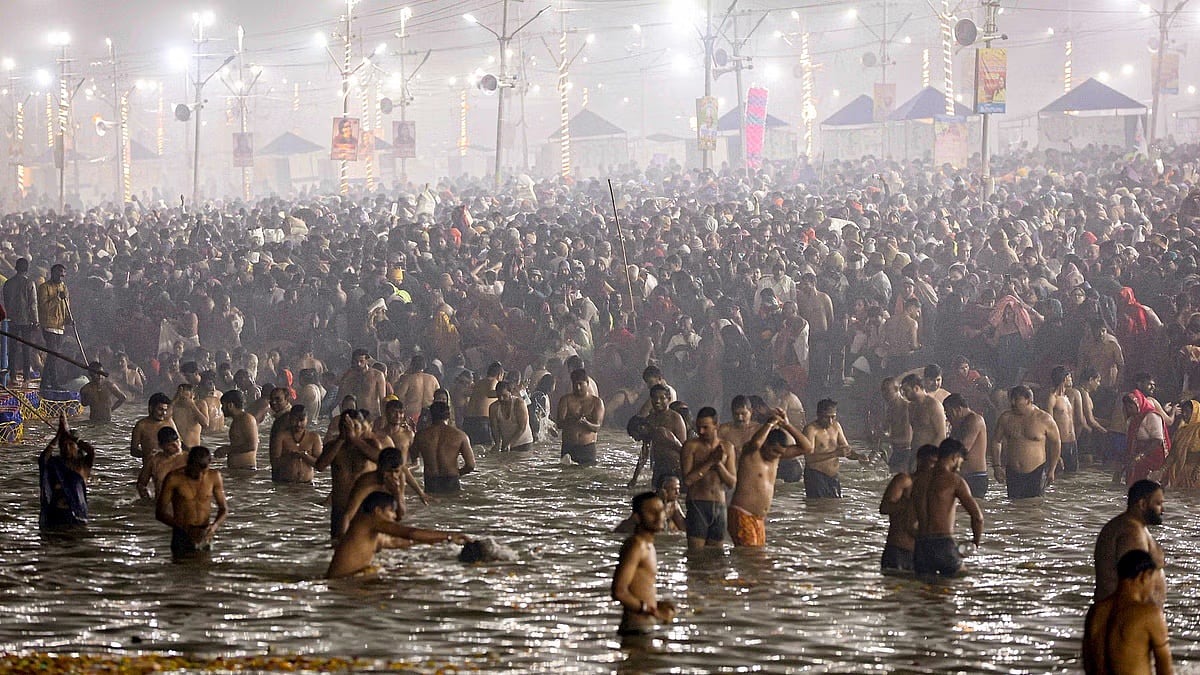 Maha Kumbh 2025: ಕಾಲ್ತುಳಿತಕ್ಕೆ ಭಕ್ತಾದಿಗಳು ಡೋಂಟ್ ಕೇರ್; 5.71 ಕೋಟಿ ಮಂದಿಯಿಂದ ಅಮೃತ ಸ್ನಾನ!; 20 ಕೋಟಿ ದಾಟಿದ ಒಟ್ಟು ಸಂಖ್ಯೆ!