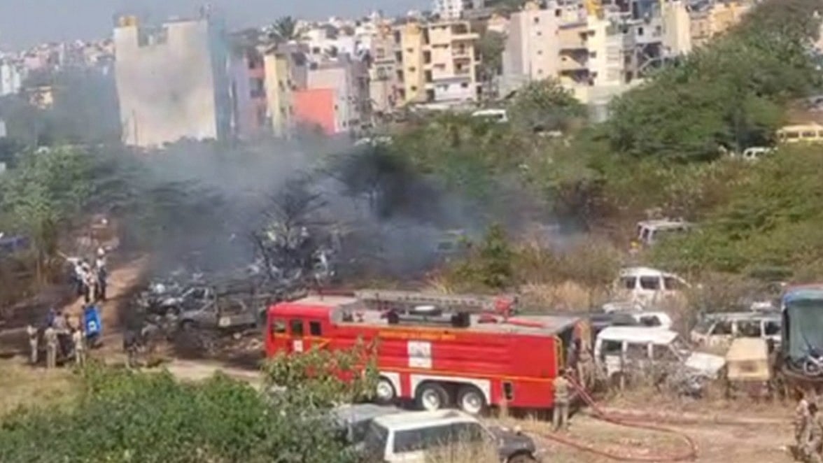 ಬೆಂಗಳೂರಿನಲ್ಲಿ ಭಾರೀ ಅಗ್ನಿ ಅವಘಡ: ಲಕ್ಷಾಂತರ ರೂ ಮೌಲ್ಯದ ವಾಹನಗಳು ಭಸ್ಮ