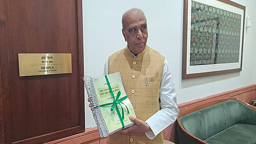 ವಕ್ಫ್ ತಿದ್ದುಪಡಿ ಮಸೂದೆ ಕುರಿತ ವರದಿಯನ್ನು ಲೋಕಸಭಾ ಸ್ಪೀಕರ್ಗೆ ಸಲ್ಲಿಸಿದ ಜೆಪಿಸಿ