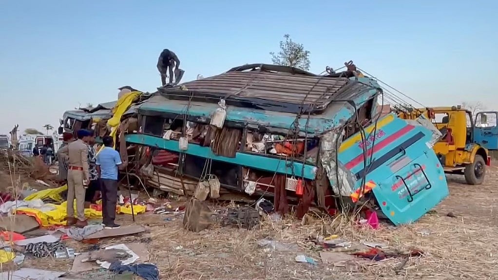 ಗುಜರಾತ್: ಆಳವಾದ ಕಂದಕಕ್ಕೆ ಉರುಳಿದ ಬಸ್; 5 ಮಂದಿ ಯಾತ್ರಿಕರು ಸಾವು, 35 ಮಂದಿಗೆ ಗಾಯ