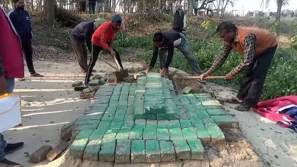 Sambhal: ಮತ್ತೊಮ್ಮೆ ಜಿಲ್ಲಾಡಳಿತ ಘರ್ಜನೆ; ಸರ್ಕಾರಿ ಕೊಳದ ಮೇಲೆ ನಿರ್ಮಿಸಿದ್ದ, ಮಾಟಮಂತ್ರಕ್ಕೆ ಬಳಸುತ್ತಿದ್ದ ಗೋರಿ ಪುಡಿ ಪುಡಿ!