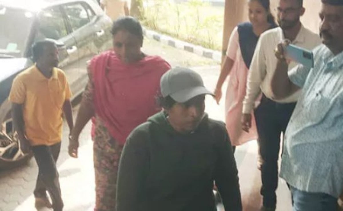 ಉಡುಪಿ: ನಕ್ಸಲ್ ತೊಂಬಟ್ಟು ಲಕ್ಷ್ಮೀ ಮುಖ್ಯವಾಹಿನಿಗೆ; ಎಸ್ಪಿ ಕಚೇರಿಯಲ್ಲಿ ಶರಣಾಗತಿ