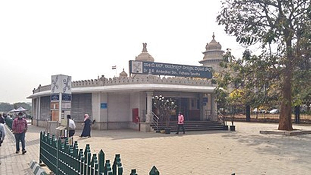 ಶಕ್ತಿ ಕೇಂದ್ರ ವಿಧಾನಸೌಧದ ಬಳಿಯೇ ಇಲ್ಲ ಬಸ್ ತಂಗುದಾಣ: ಮಳೆ-ಬಿಸಿಲಿನಲ್ಲಿ ನಿಂತು ನಿತ್ಯ ಪ್ರಯಾಣಿಕರ ಪರದಾಟ..!