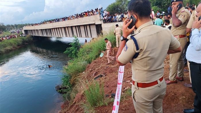 ವಿಸಿ ನಾಲೆಗೆ ಬಿದ್ದ ಕಾರು; ಓರ್ವ ಸಾವು, ಒಬ್ಬನ ರಕ್ಷಣೆ; ಇಬ್ಬರು ನಾಪತ್ತೆ!