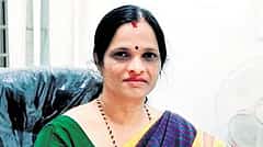 NAAC ಗ್ರೇಡ್ ಕೊಡಲು ಲಂಚಕ್ಕೆ ಬೇಡಿಕೆ ಆರೋಪ: ದಾವಣಗೆರೆ ವಿವಿ ಪ್ರಾಧ್ಯಾಪಕಿ ಪ್ರೊ. ಗಾಯತ್ರಿ ದೇವರಾಜ್ ಬಂಧನ