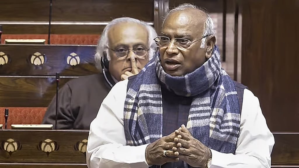 'ಸುಮ್ನೆ ಕುತ್ಕೋ': ತಮ್ಮ ಭಾಷಣಕ್ಕೆ ಅಡ್ಡಿಪಡಿಸಿದ ಮಾಜಿ ಪ್ರಧಾನಿ ಪುತ್ರನ ವಿರುದ್ಧ ಖರ್ಗೆ ಕೆಂಡಾಮಂಡಲ