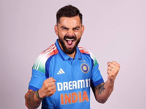 ಭದ್ರತೆಯನ್ನು ಲೆಕ್ಕಿಸದೆ ವಿಮಾನ ನಿಲ್ದಾಣದಲ್ಲಿ ಅಪರಿಚಿತ ಮಹಿಳೆಯನ್ನು ತಬ್ಬಿಕೊಂಡ ವಿರಾಟ್ ಕೊಹ್ಲಿ; ಯಾರು ಆಕೆ?