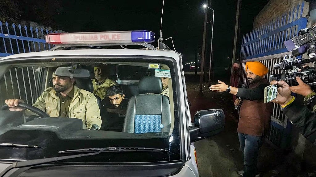 ಅಕ್ರಮ ವಲಸಿಗರ ವಾಪಸಾತಿ: ಕೈಗೆ ಕೋಳ, ಕಾಲಿಗೆ ಬೇಡಿ..; ಅಮೆರಿಕಾದಿಂದ ಭಾರತಕ್ಕೆ ಬಂದವರ ಕಣ್ಣೀರ ಕಥೆ ಇದು...!