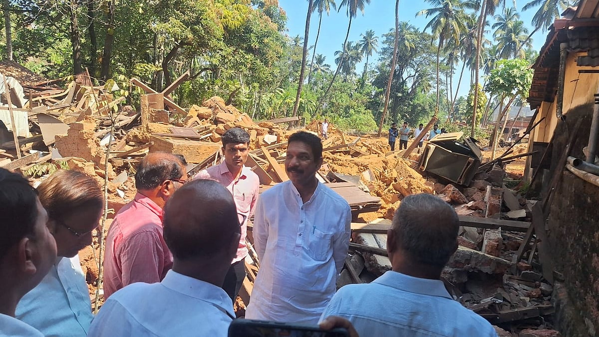 BJP ಮುಖಂಡ ರಾಜೇಶ್ ಬನ್ನೂರು ಮನೆ ನೆಲಸಮ: ಠಾಣೆ ಮುಂದೆ ಬಿಜೆಪಿಗರ ಹೈಡ್ರಾಮಾ; ಪುತ್ತೂರಿನಲ್ಲಿ ಪರಿಸ್ಥಿತಿ ಉದ್ವಿಗ್ನ
