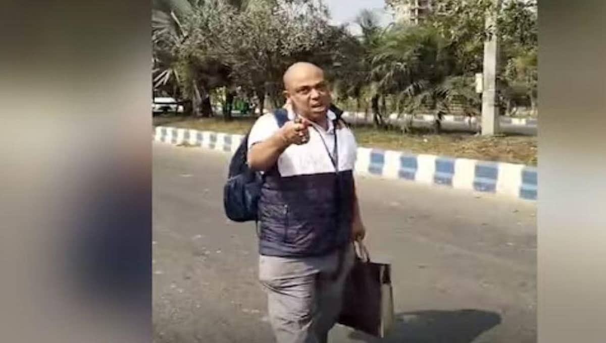 ಕೊಲ್ಕತಾ: ರಜೆ ಕೊಡಲಿಲ್ಲವೆಂದು ನಾಲ್ವರು ಸಹೋದ್ಯೋಗಿಗೆ ಚಾಕುವಿನಿಂದ ಇರಿದ ಸರ್ಕಾರಿ ನೌಕರ
