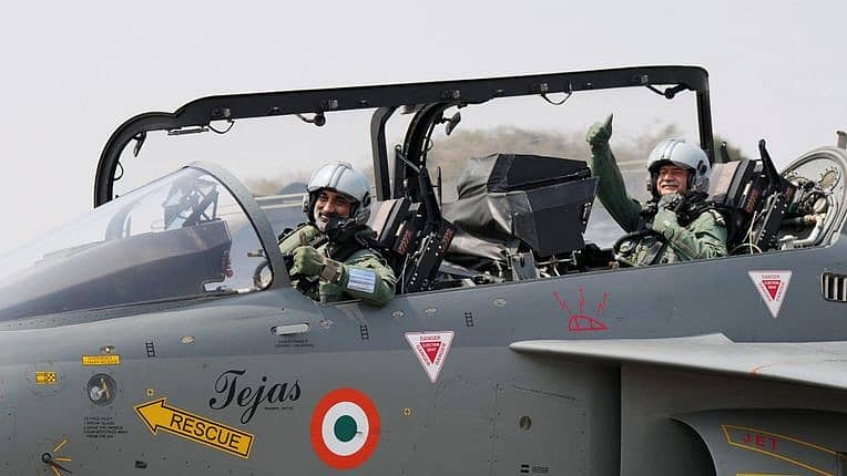 Aero India: ತೇಜಸ್ನಲ್ಲಿ ಹಾರಾಟ ನಡೆಸಿದ ಏರ್ ಚೀಫ್ ಮಾರ್ಷಲ್ AP ಸಿಂಗ್, ಸೇನಾ ಮುಖ್ಯಸ್ಥ ದ್ವಿವೇದಿ!