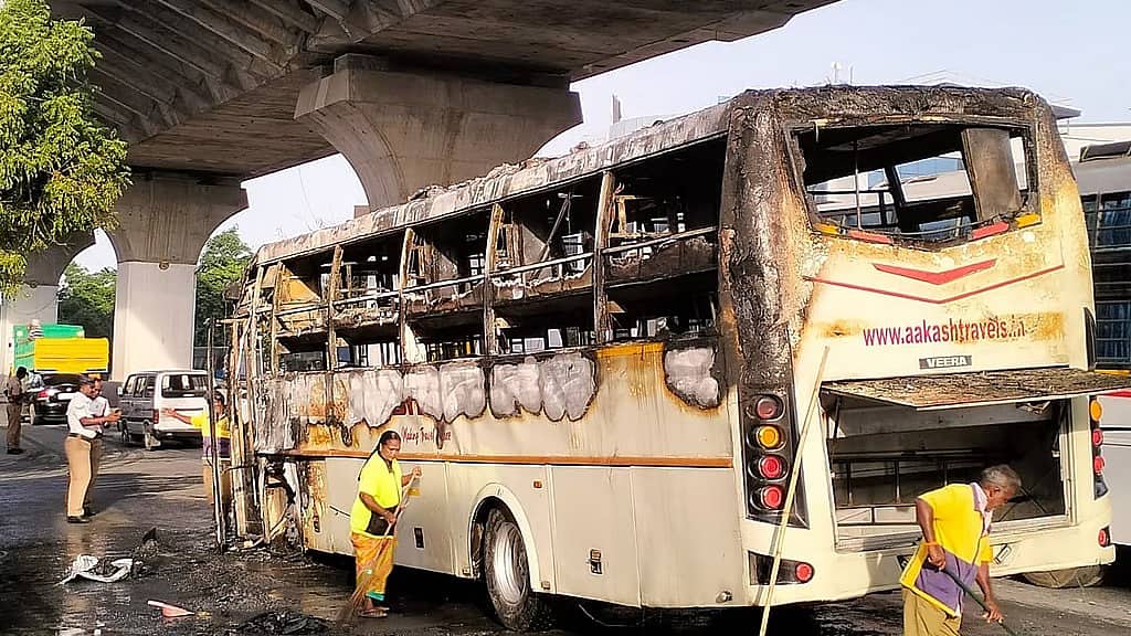 ಮಂಡ್ಯ: ಟೈಯರ್ ಸ್ಫೋಟಗೊಂಡು ಹೊತ್ತಿ ಉರಿದ ಖಾಸಗಿ ಬಸ್, ಪ್ರಯಾಣಿಕರು ಪಾರು