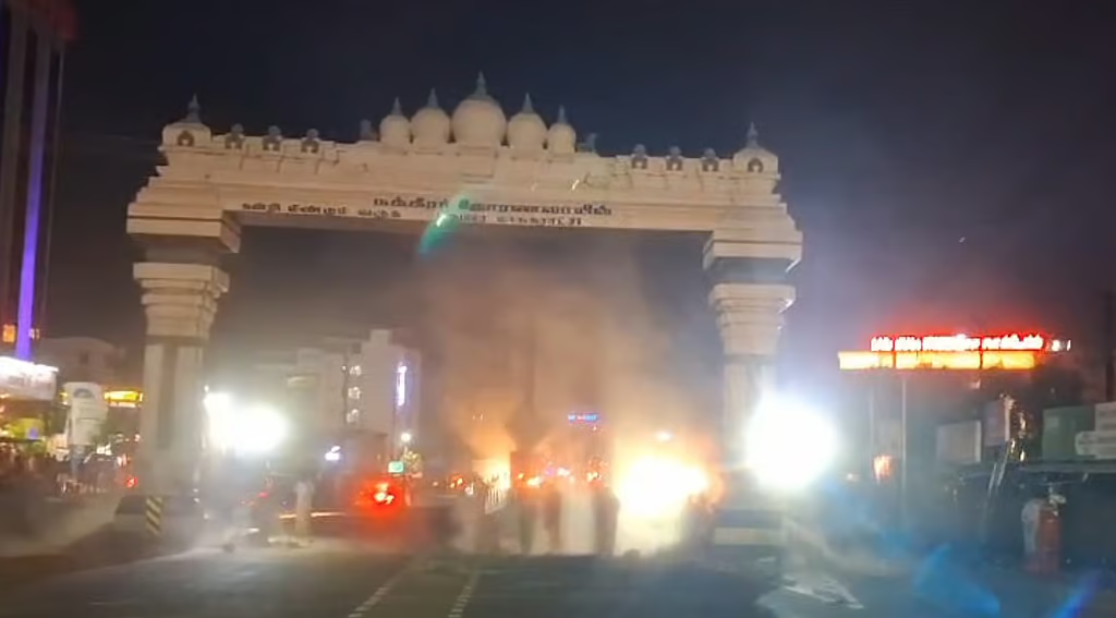 Madurai: ಆರ್ಚ್ ಕೆಡವುವ ವೇಳೆ ದುರಂತ, ಬೃಹತ್ ಕಮಾನು ಕುಸಿದು JCB ಆಪರೇಟರ್ ಸಾವು, Video Viral