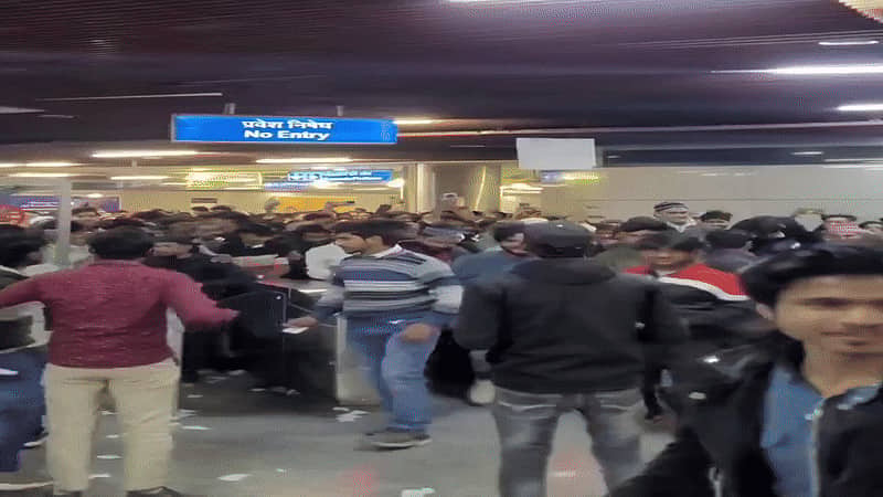 Delhi metro ನಿಲ್ದಾಣದಲ್ಲಿ ಹೈ ಡ್ರಾಮಾ: ಟಿಕೆಟ್ ಇಲ್ಲ.. ಸೆಕ್ಯುರಿಟಿ ಚೆಕ್ ಇಲ್ಲ...; ಏಕಾಏಕಿ ನುಗ್ಗಿದ ಜನ, ಕೈ ಕಟ್ಟಿ ನಿಂತ ಭದ್ರತಾ ಸಿಬ್ಬಂದಿ, Video Viral