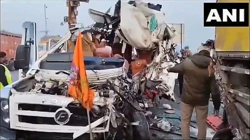 ಉತ್ತರ ಪ್ರದೇಶ: ಬಸ್ ಗೆ ಟೆಂಪೋ ಟ್ರಾವೆಲರ್ ಡಿಕ್ಕಿ; ನಾಲ್ವರ ಸಾವು, 6 ಮಂದಿಗೆ ಗಾಯ