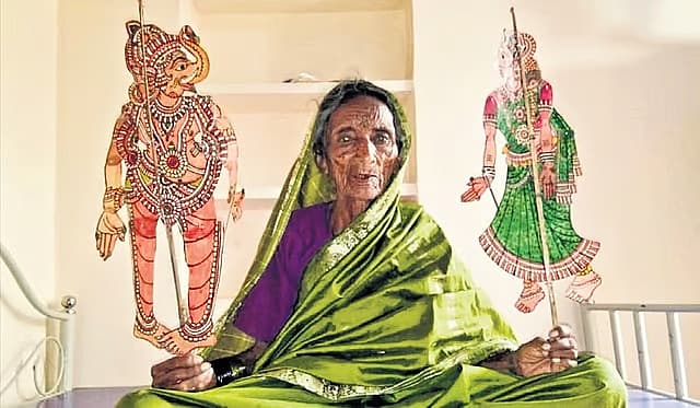 ಕೊಪ್ಪಳ ಜಿಲ್ಲೆಯ ಮೊರನಾಲ್ ಗ್ರಾಮದಲ್ಲಿ ತನ್ನ ಚರ್ಮದ ಬೊಂಬೆಗಳೊಂದಿಗೆ ಭೀಮವ್ವ ಶಿಳ್ಳೆಕ್ಯಾತರ್.