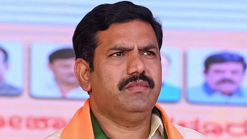 ರಾಜ್ಯ ಕಾಂಗ್ರೆಸ್ನಲ್ಲಿ ಕ್ಷಿಪ್ರ ರಾಜಕೀಯ ಬೆಳವಣಿಗೆಗಳ ಮನ್ಸೂಚನೆ: ಡಿಕೆಶಿ ಬಿಜೆಪಿಗೆ ಬರೋಲ್ಲ- ವಿಜಯೇಂದ್ರ