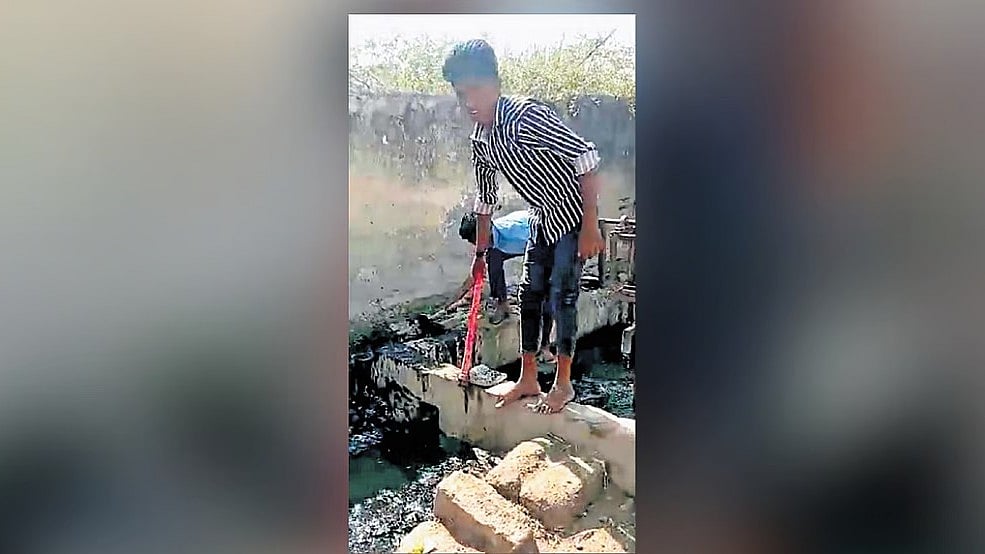 ಯಾದಗಿರಿ: ವಿದ್ಯಾರ್ಥಿಗಳಿಂದ ಚರಂಡಿ ಸ್ವಚ್ಛಗೊಳಿಸಿದ ಮುಖ್ಯೋಪಾಧ್ಯಾಯ, ಆಕ್ರೋಶ ಬೆನ್ನಲ್ಲೇ ತನಿಖೆ ಆರಂಭ
