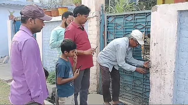 ಮನೆಯ ಗೇಟ್ ಓಪನ್ ಮಾಡುತ್ತಿರುವ ಸ್ಥಳೀಯರು