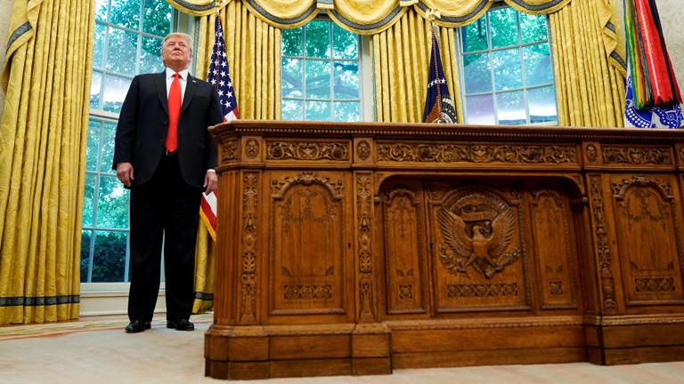 145 ವರ್ಷ ಹಳೆಯ ರೆಸಲ್ಯೂಟ್ ಟೇಬಲ್ ಬದಲಾಯಿಸಿದ Donald Trump! ಕಾರಣ ಗೊತ್ತಾ? Video
