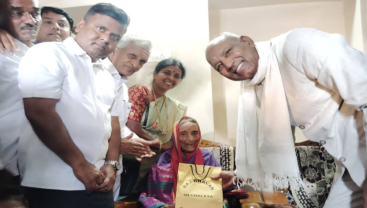 ಕೊಪ್ಪಳ: ಪದ್ಮಶ್ರೀ ಪುರಸ್ಕೃತೆ ಭೀಮವ್ವ ದೊಡ್ಡಬಾಳಪ್ಪ ಶಿಳ್ಳೇಕ್ಯಾತರ ನಿವಾಸಕ್ಕೆ ಮೇಘಾಲಯ ರಾಜ್ಯಪಾಲರ ಭೇಟಿ