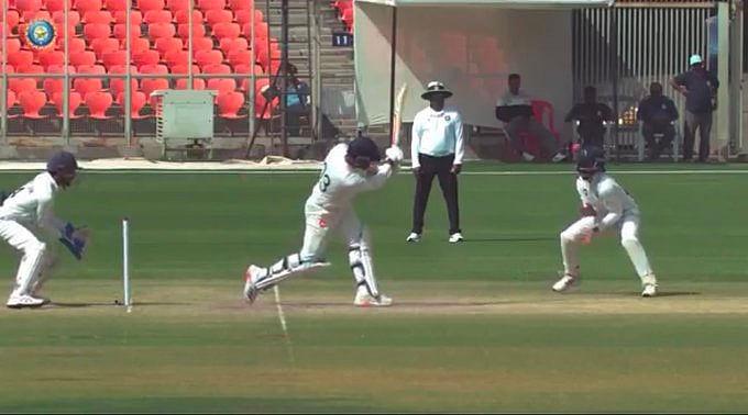 Video: ಯಾರ್ ಗುರು ಹೇಳಿದ್ದು.. Ranji Trophy ಬೋರಿಂಗ್ ಅಂತಾ?.. ಇಲ್ನೋಡಿ.. ಒಂದೇ ಎಸೆತದಲ್ಲಿ ಸಿನಿಮಾ ತೋರಿಸಿದ ಪಂದ್ಯ!