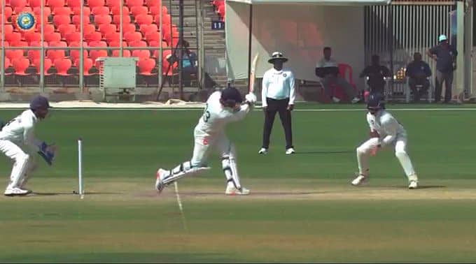 Video: ಯಾರ್ ಗುರು ಹೇಳಿದ್ದು.. Ranji Trophy ಬೋರಿಂಗ್ ಅಂತಾ?.. ಇಲ್ನೋಡಿ.. ಒಂದೇ ಎಸೆತದಲ್ಲಿ ಸಿನಿಮಾ ತೋರಿಸಿದ ಪಂದ್ಯ!