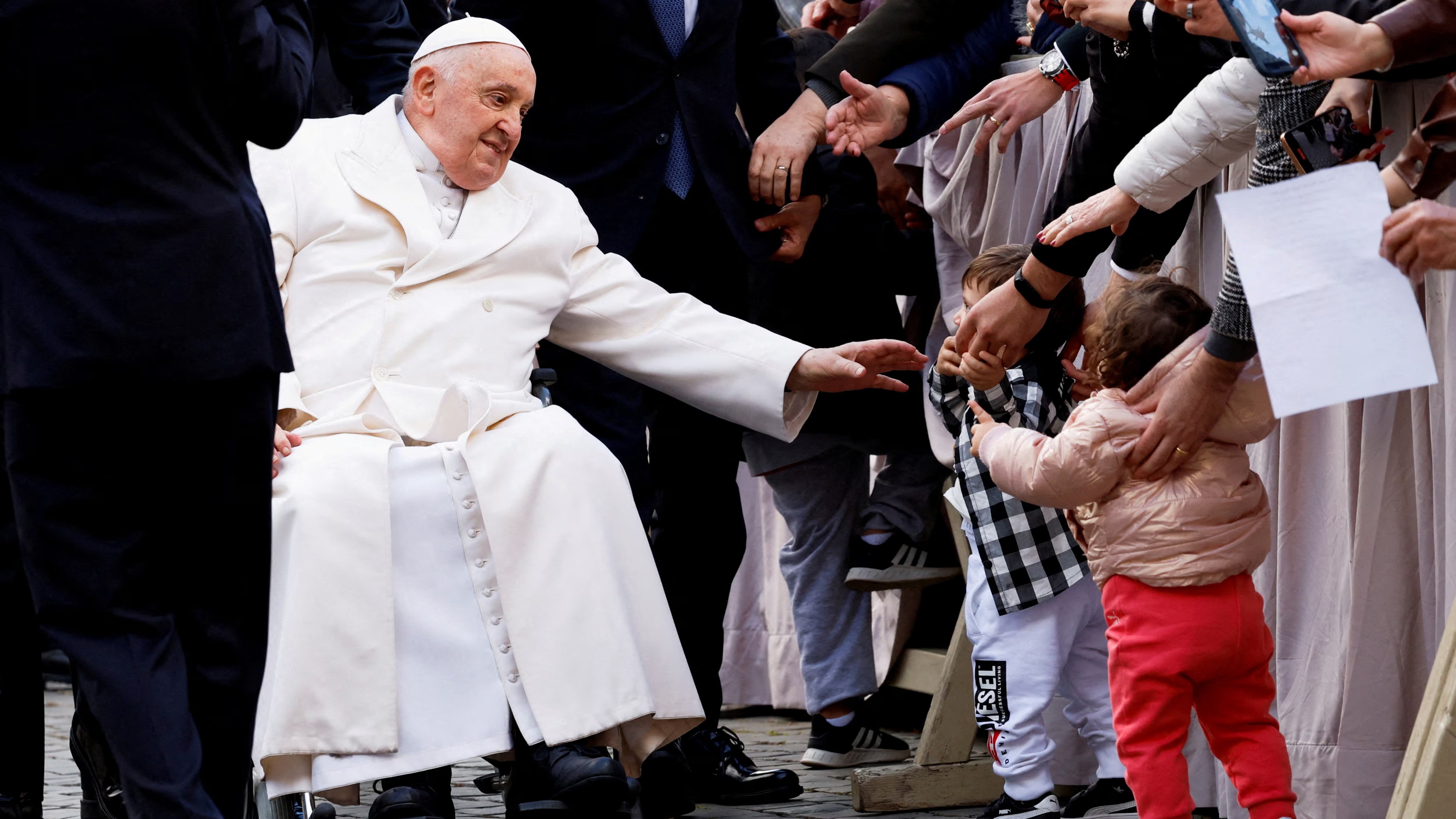 ಕಿಡ್ನಿ ವೈಫಲ್ಯ, ನ್ಯುಮೋನಿಯಾ, ಶ್ವಾಸಕೋಶದ ಸೋಂಕು..: Pope Francis ಆರೋಗ್ಯ ಗಂಭೀರ