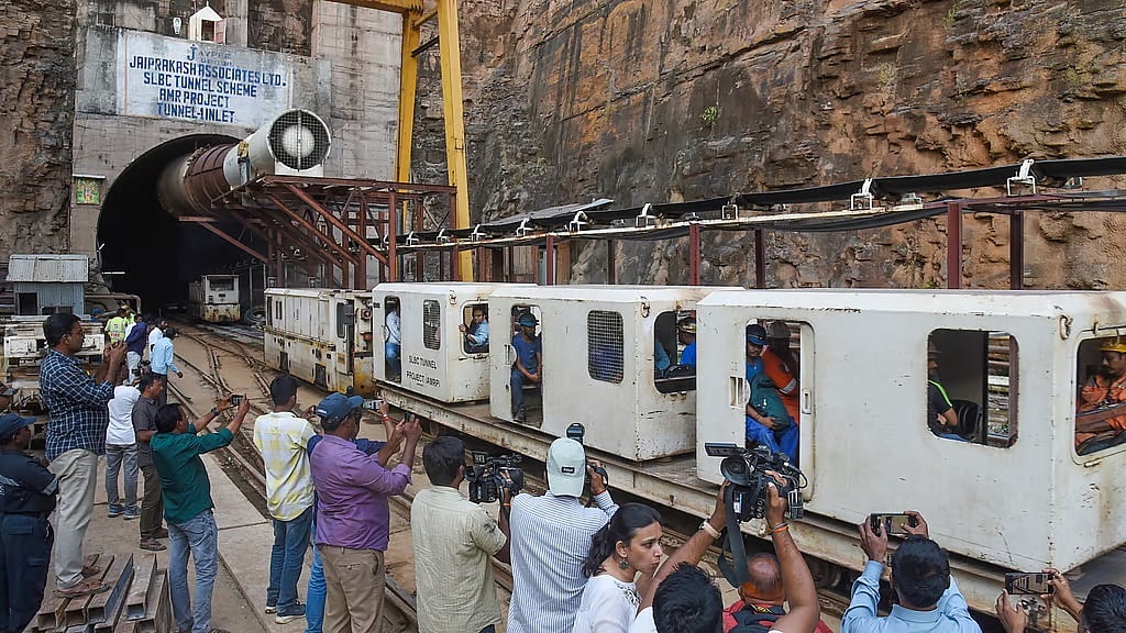 ತೆಲಂಗಾಣ ಸುರಂಗ ಕುಸಿತ ಸ್ಥಳಕ್ಕೆ ತಲುಪಿದ ರಕ್ಷಣಾ ಸಿಬ್ಬಂದಿ: 5ನೇ ದಿನ ಕಾರ್ಮಿಕರ ಪತ್ತೆ ಕಾರ್ಯ ತೀವ್ರ