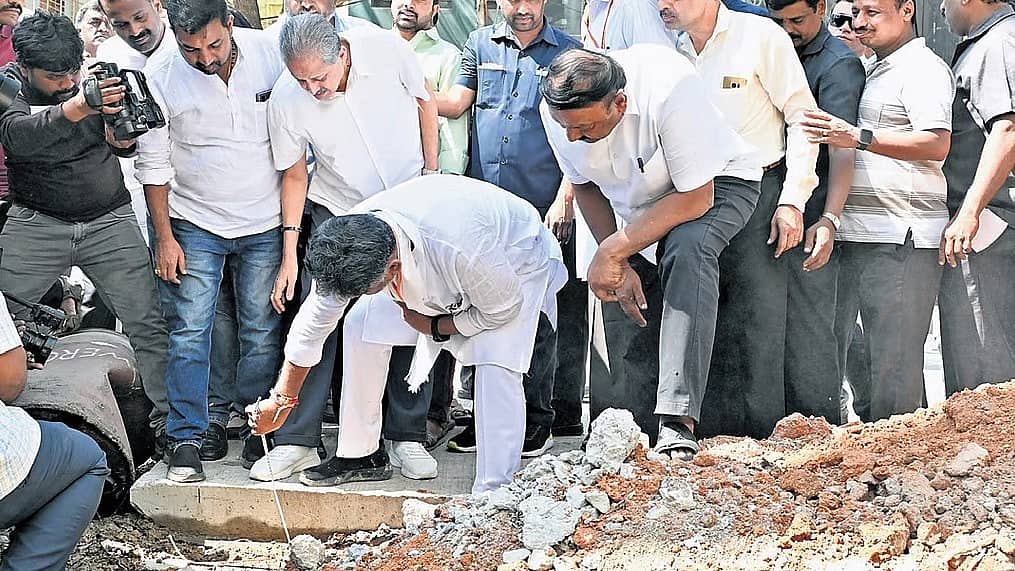 ಕಮರ್ಷಿಯಲ್ ಸ್ಟ್ರೀಟ್ನಲ್ಲಿ ವೈಟ್ ಟಾಪಿಂಗ್ ಭರಾಟೆ: ವ್ಯಾಪಾರ, ವಾಹನ ಸಂಚಾರಕ್ಕೆ ಸಮಸ್ಯೆ