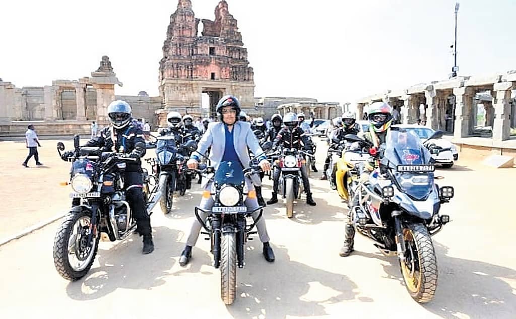 ಝಗಮಗಿಸುವ ಹಂಪಿ ಉತ್ಸವಕ್ಕೆ ನೀಡಿದ ಸೂಪರ್ಬೈಕ್ಗಳ ಮೆರುಗು!
