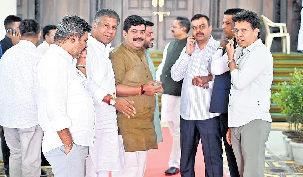ವಿಧಾನಸಭೆ ಕಲಾಪದ ನೇರಪ್ರಸಾರದಲ್ಲಿ ವಿಪಕ್ಷಗಳ ಭಾಷಣಕ್ಕೆ ಕತ್ತರಿ: ಅಧಿಕಾರಿ ಅಮಾನತು