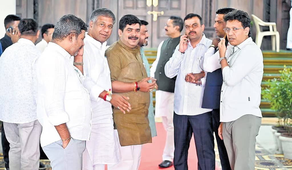 ವಿಧಾನಸಭೆ ಕಲಾಪದ ನೇರಪ್ರಸಾರದಲ್ಲಿ ವಿಪಕ್ಷಗಳ ಭಾಷಣಕ್ಕೆ ಕತ್ತರಿ: ಅಧಿಕಾರಿ ಅಮಾನತು
