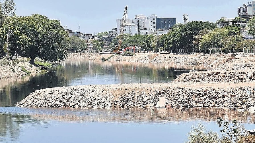 ಬೆಂಗಳೂರು: ತ್ಯಾಜ್ಯ ಸುರಿದು ಕೆರೆ ಮಲಿನಗೊಳಿಸುತ್ತಿದ್ದವರಿಗೆ ತಕ್ಕ ಪಾಠ ಕಲಿಸಿದ ಸ್ಥಳೀಯರು!