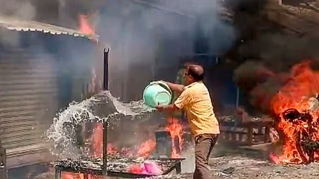 ಪಟಾಕಿ ಅಂಗಡಿಯಲ್ಲಿ ಸ್ಫೋಟ: 3 ಮಕ್ಕಳು ಸೇರಿದಂತೆ 5 ಜನರು ಸಜೀವ ದಹನ; ಭಯಭೀತರಾದ ಜನ