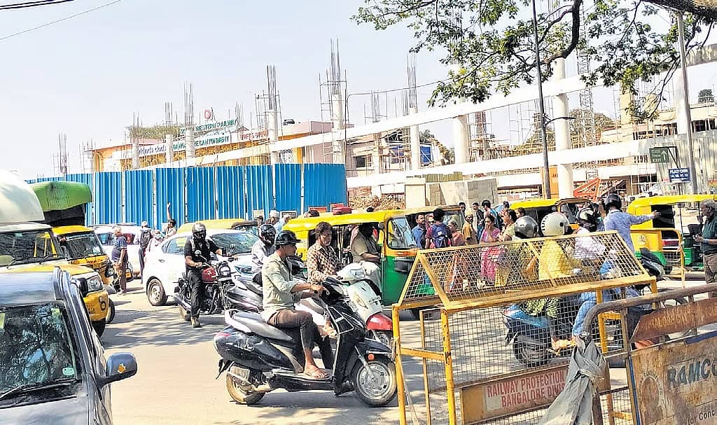 ಬೆಂಗಳೂರು: ಕಂಟೋನ್ಮೆಂಟ್ ರೈಲು ನಿಲ್ದಾಣ ನವೀಕರಣ ವಿಳಂಬ; ಅವ್ಯವಸ್ಥೆಯ ಆಗರ