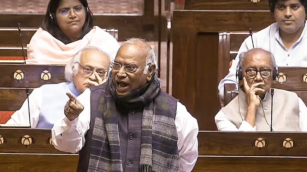 ಖರ್ಗೆಯ ಅಸಂಸದೀಯ ಹೇಳಿಕೆ: ರಾಜ್ಯಸಭೆಯಲ್ಲಿ ಕೋಲಾಹಲ, ಕೊನೆಗೆ ಕ್ಷಮೆಯಾಚಿಸಿದ ವಿಪಕ್ಷ ನಾಯಕ!