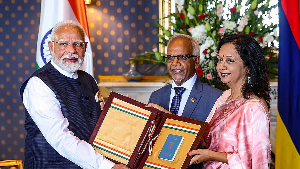 ಮಾರಿಷಸ್ ಪ್ರಧಾನಿ ರಾಮಗೂಲಂ-ವೀಣಾ ದಂಪತಿಗೆ OCI ಕಾರ್ಡ್ ವಿತರಿಸಿದ ಪ್ರಧಾನಿ ಮೋದಿ