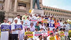 ಗ್ಯಾರಂಟಿ ಅನುಷ್ಠಾನ ಸಮಿತಿಗೆ ಕಾಂಗ್ರೆಸ್ ಕಾರ್ಯಕರ್ತರ ನೇಮಕ: ಎರಡನೇ ದಿನವೂ ವಿಧಾನಸಭೆಯಲ್ಲಿ ವಿಪಕ್ಷಗಳ ಗದ್ದಲ