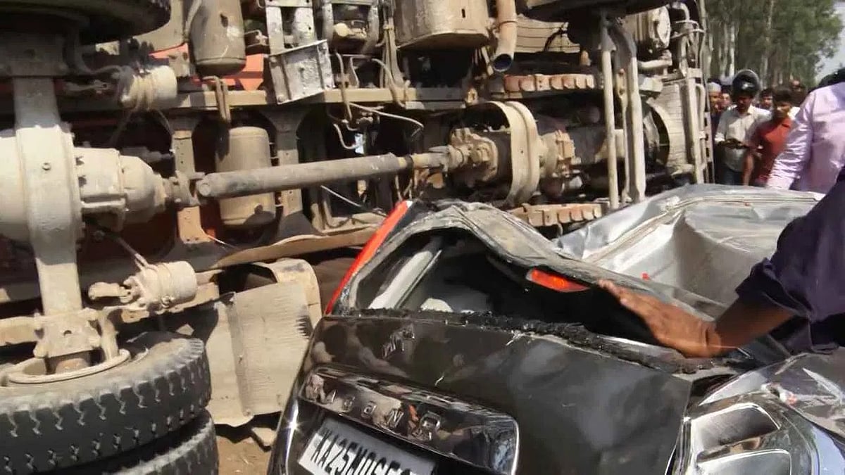ಬೆಳಗಾವಿ: ಕಾರಿನ ಮೇಲೆ‌ ಲಾರಿ ಬಿದ್ದು ಇಬ್ಬರಿಗೆ ಗಂಭೀರ ಗಾಯ