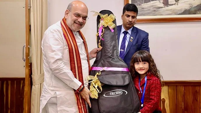 ಮಿಜೋರಾಂ: ವಂದೇ ಮಾತರಂ ಗೀತೆ ಹಾಡಿದ ಪುಟ್ಟ ಬಾಲಕಿಗೆ 'ವಿಶೇಷ ಗಿಫ್ಟ್' ನೀಡಿದ ಅಮಿತ್ ಶಾ! Video