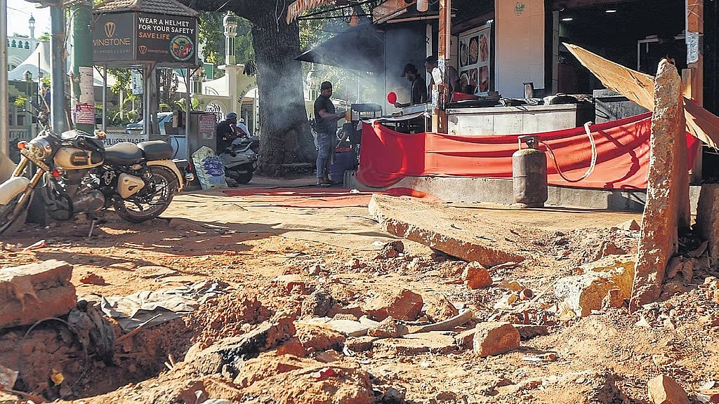 ರಂಜಾನ್: ಫ್ರೇಜರ್ ಟೌನ್ನಲ್ಲಿ ಮುಗಿಯದ ಕಾಮಗಾರಿ; ವ್ಯಾಪಾರದಲ್ಲಿ ಕುಸಿತ- ವ್ಯಾಪಾರಸ್ಥರ ಬೇಸರ