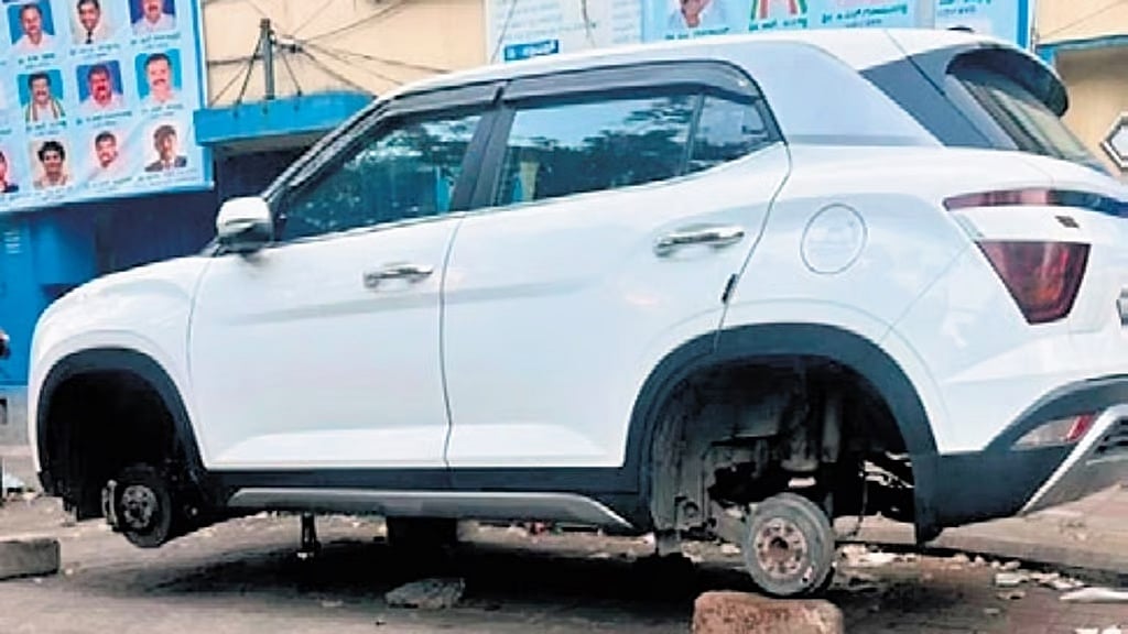 ಬೆಂಗಳೂರು: ಹೋಟೆಲ್ ಬಳಿ ನಿಲ್ಲಿಸಿದ್ದ ಕಾರಿನ ನಾಲ್ಕೂ ಚಕ್ರ ಕದ್ದು ದುಷ್ಕರ್ಮಿಗಳು ಪರಾರಿ, ವಿಡಿಯೋ ವೈರಲ್