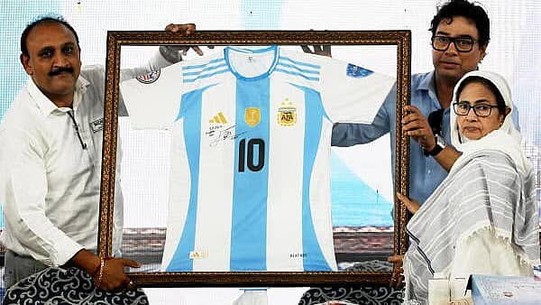 ಪಶ್ಚಿಮ ಬಂಗಾಳ ಸಿಎಂ Mamata Banerjeeಗೆ ಫುಟ್ಬಾಲ್ ಸೂಪರ್ ಸ್ಟಾರ್ Messi ಸಹಿ ಮಾಡಿದ ಜೆರ್ಸಿ